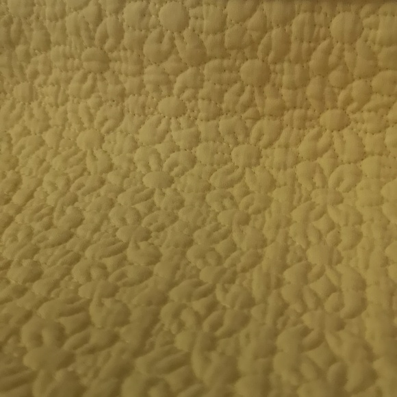 Brand New with Tags Shabby Chic Table Runner Quilted Yellow Daisy w Ruffle Edge - Picture 3 of 4